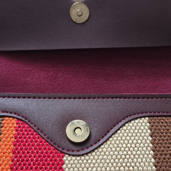 Sophisticated Brown and Red Crossbody Bag with Classic Design - Picture 4 of 6